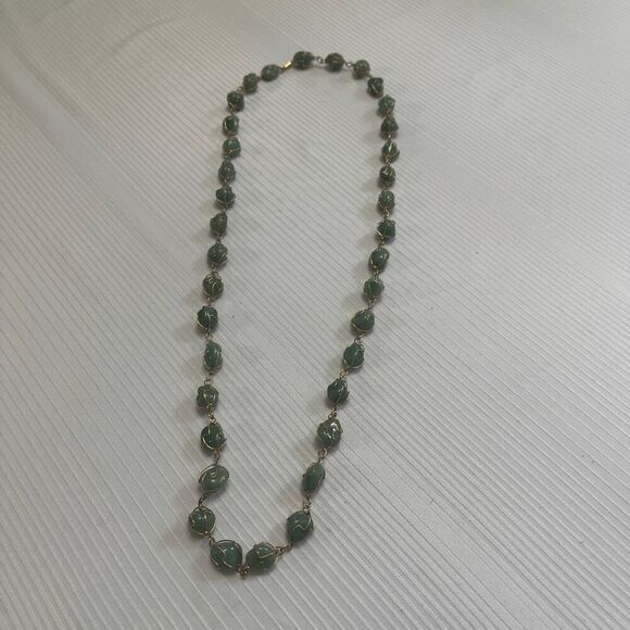 VINTAGE GOLDTONE CAGED WRAPPED WIRE POLISHED GREEN STONE NECKLACE - Picture 1 of 5